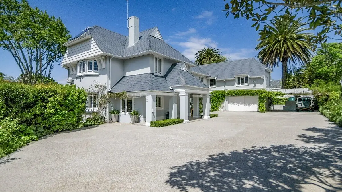 Furnished holiday apartment with pool in Cape Town